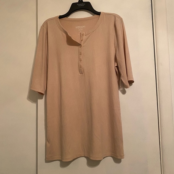 Super soft by Torrid Beige Ribbed Round Neckline Henley Top Women Size 2 - Picture 1 of 4